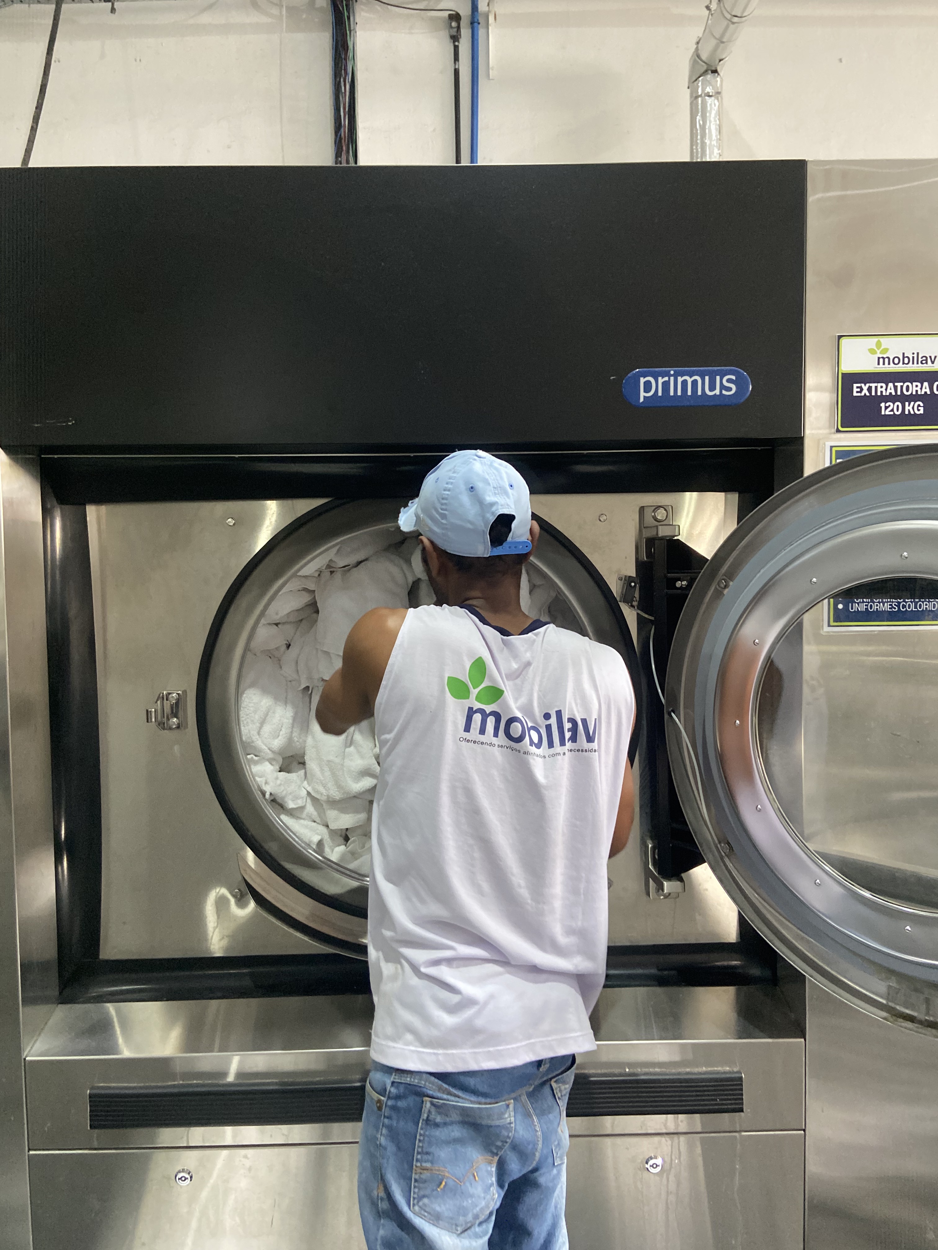 Equipe Mobilav operando máquinas de lavanderia industrial